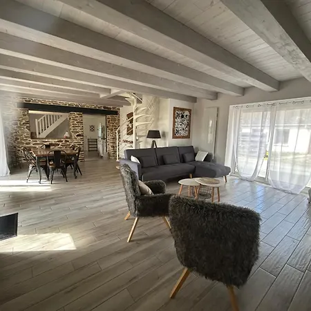 Maison Spacieuse Proche Du Canal De Nantes A Brest Holiday home Plesse